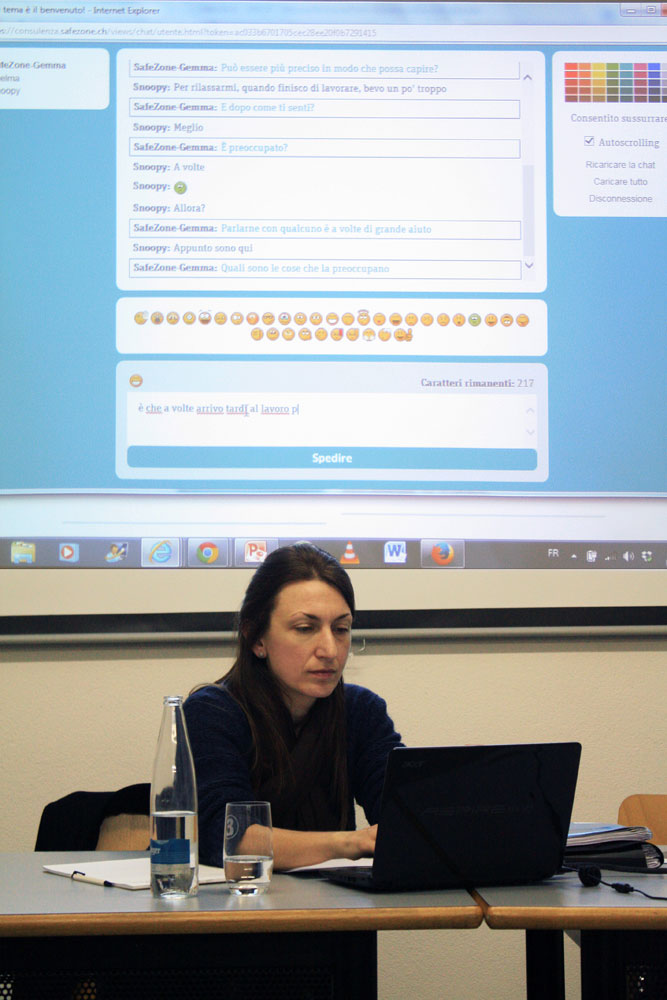 Lucia Galgano, durante la simulazione di una consulenza via chat. 